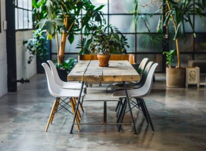 10 inspiracji na urządzenie jadalni z meblami z odzyskanych materiałów