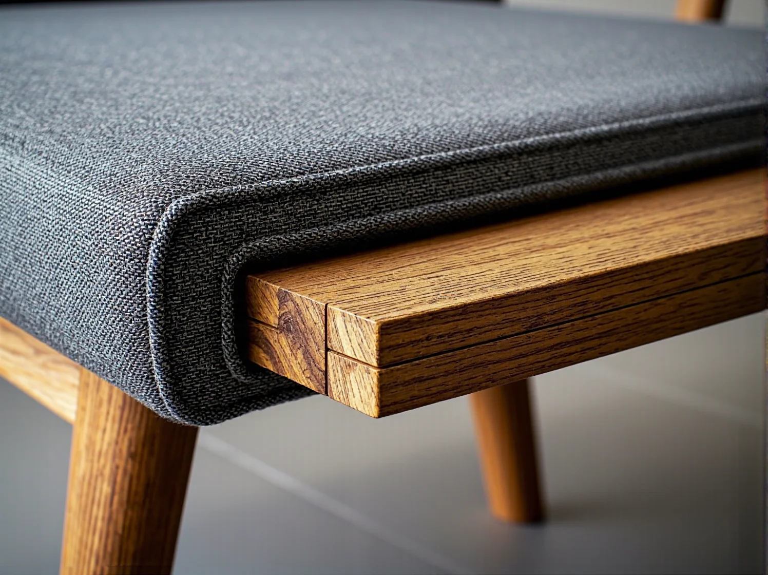 Biurko z regulacją wysokości rosnące razem z dzieckiem.