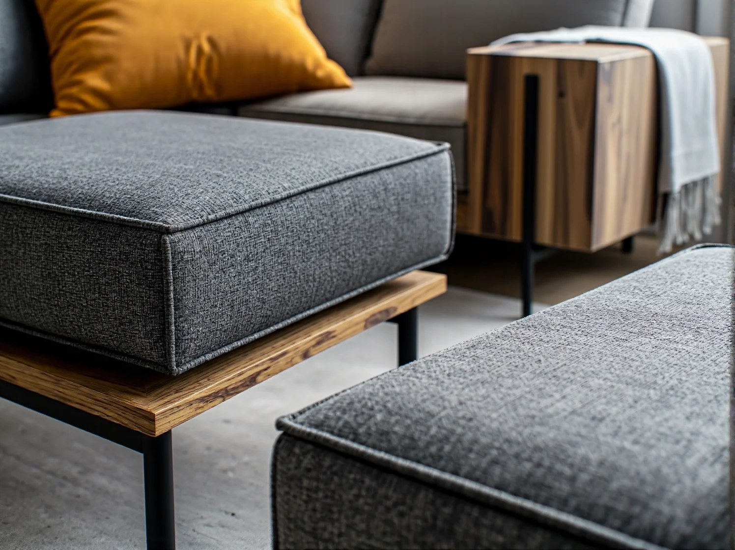 Zbliżenie na czysty lniany materiał zadbanego narożnika