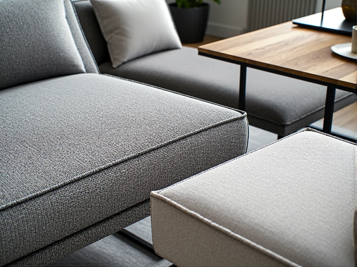 Jasna strefa relaksu w biurze z designerskimi fotelami