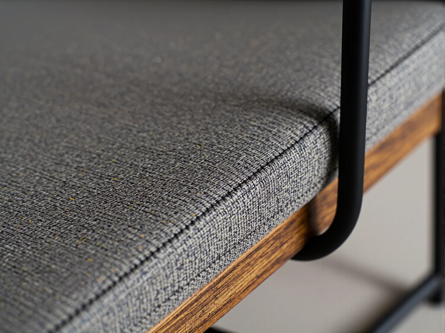 Detal tapicerki z recyklingu na oparciu designerskiego krzesła