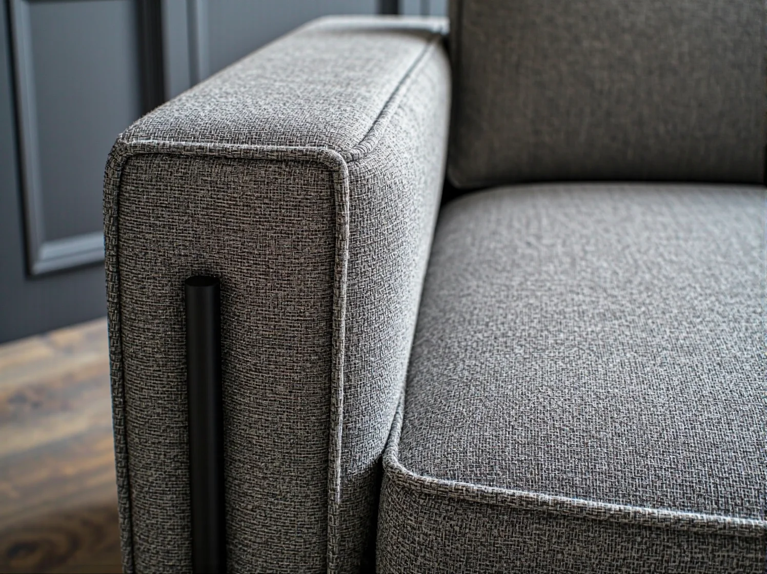 Drewniane meble kuchenne i stylowe dodatki w klimacie rustykalnym.