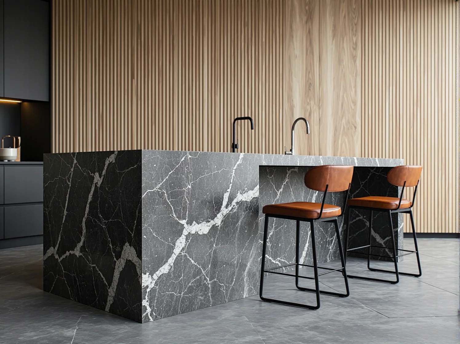 Welurowa sofa i mosiężne dodatki nadające wnętrzu ponadczasowej elegancji i prestiżu.