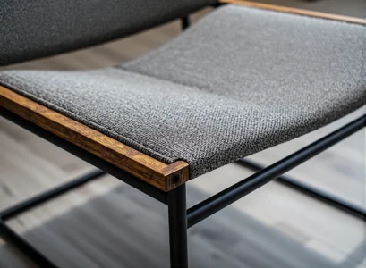 Szare krzesło tapicerowane z drewnianymi detalami i metalową ramą