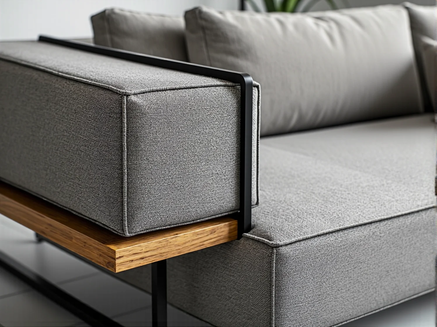 Drewniany stolik kawowy w minimalistycznym, jasnym salonie scandi.