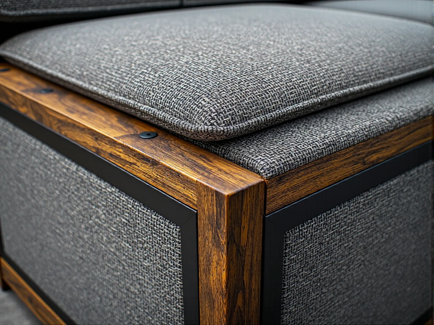 Naturalne materiały i drewniane wykończenie modułowej sofy w stylu rustykalnym.