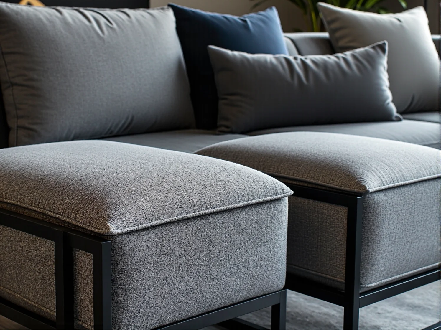 Nowoczesne łóżko tapicerowane z modułami w eleganckiej, luksusowej sypialni.