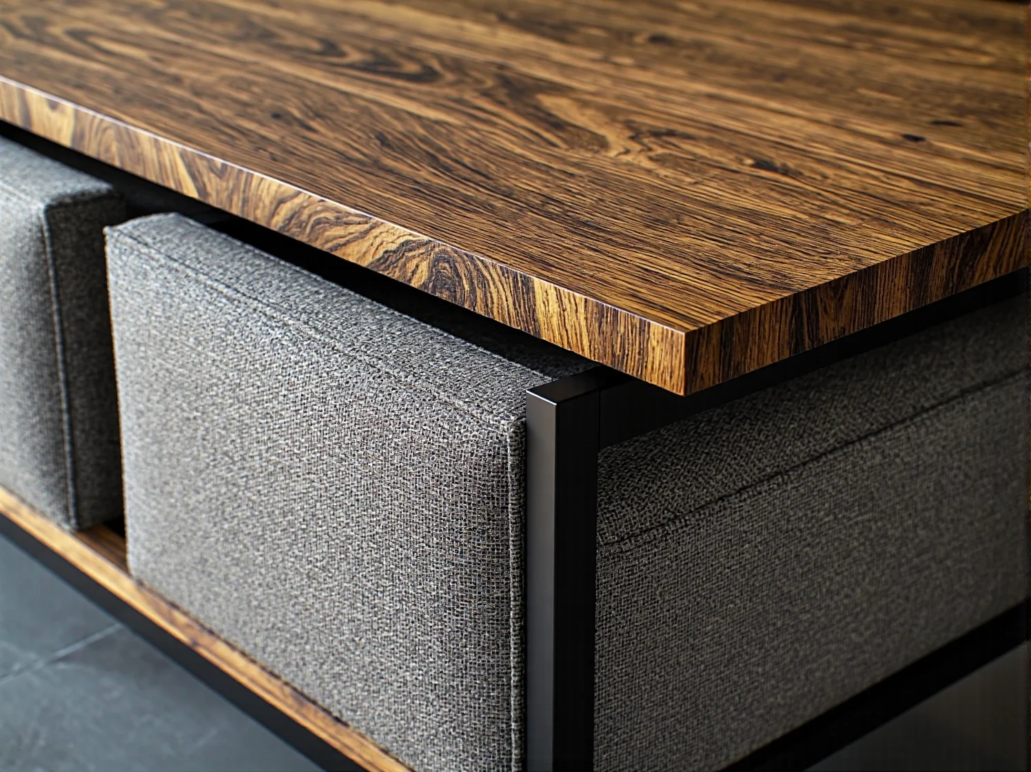 Nowoczesne oświetlenie wiszące nad wyspą kuchenną w surowym, industrialnym wnętrzu.