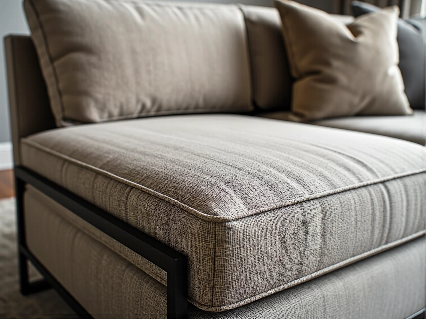 Nowoczesna sofa tapicerowana szara na metalowej czarnej ramie