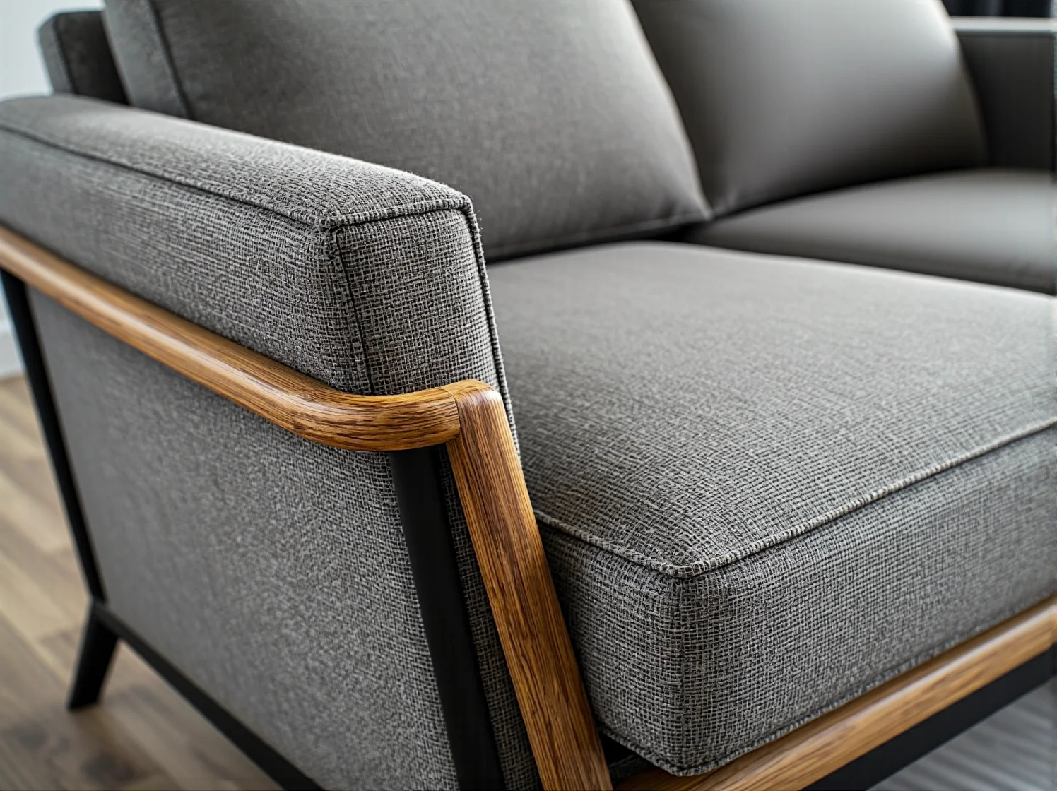 Aranżacja wnętrza glamour z dużą pojemną szafą przesuwną.