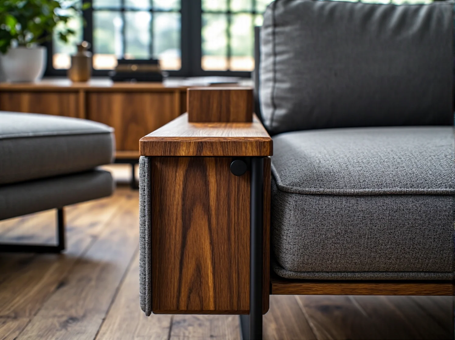 Wielofunkcyjny regał modułowy z biurkiem w przytulnym jasnym wnętrzu