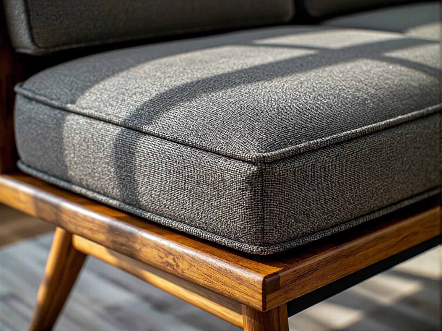 Solidna rama z naturalnego drewna dębowego w skandynawskim krześle