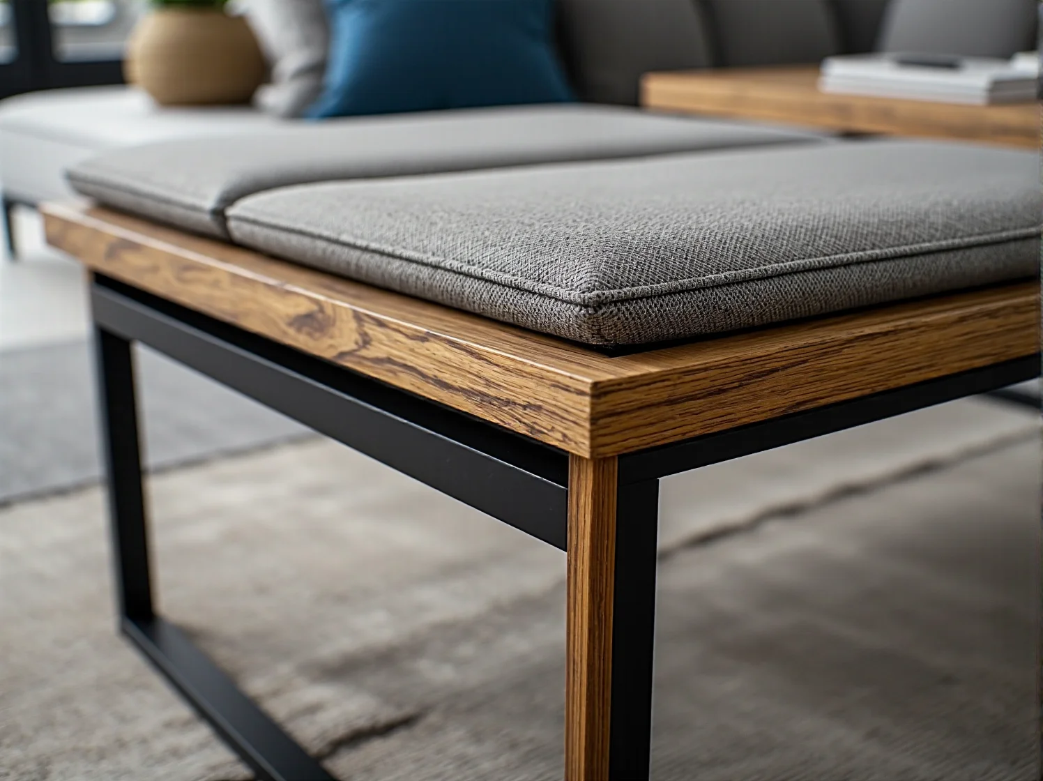 Surowy stół betonowy na tarasie w industrialnym klimacie