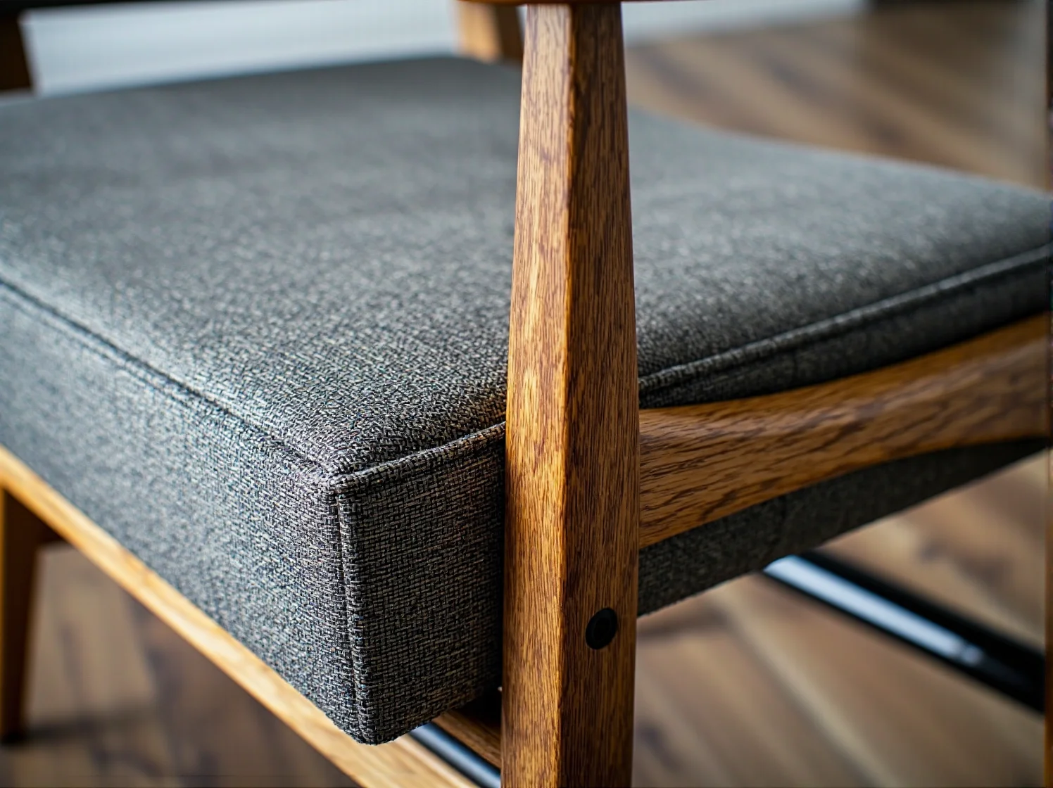 Trwały stół do odrabiania lekcji z szufladami i organizerami.