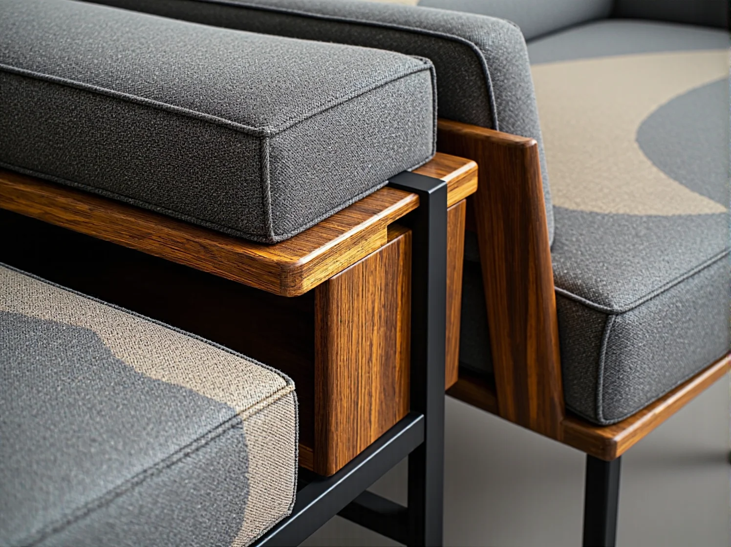 Drewniany stolik kawowy i pastelowe wazony w jasnym skandynawskim wnętrzu.