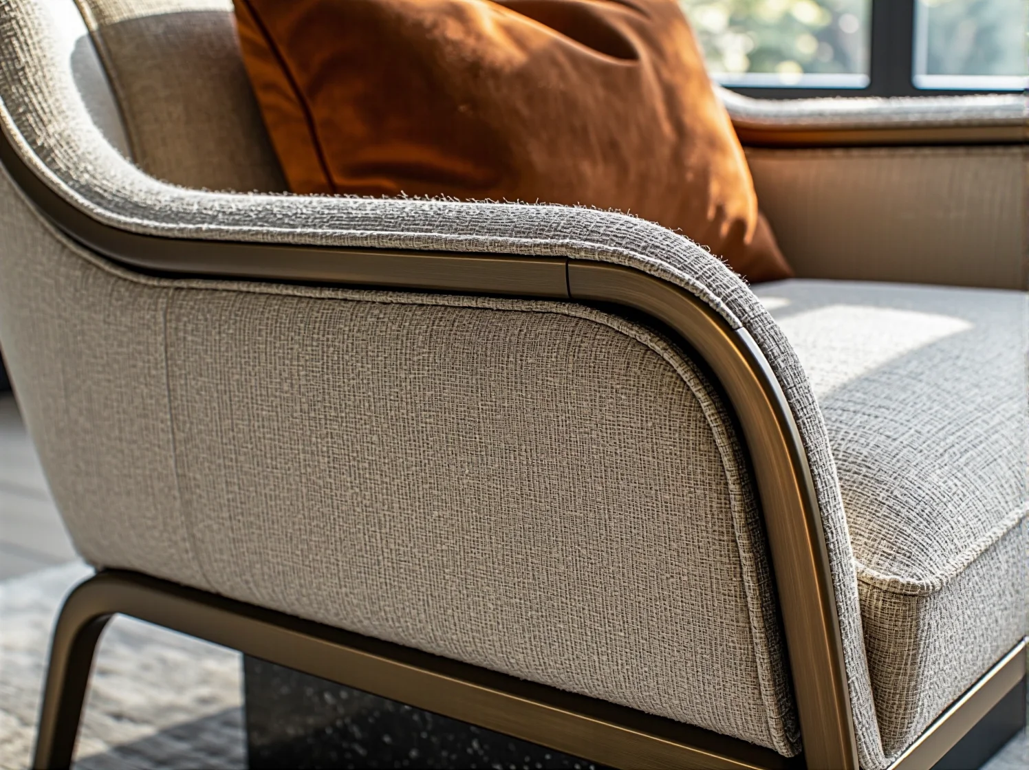 Stół z litego drewna orzechowego w nowoczesnej, luksusowej jadalni. Wnętrza premium z klasą.