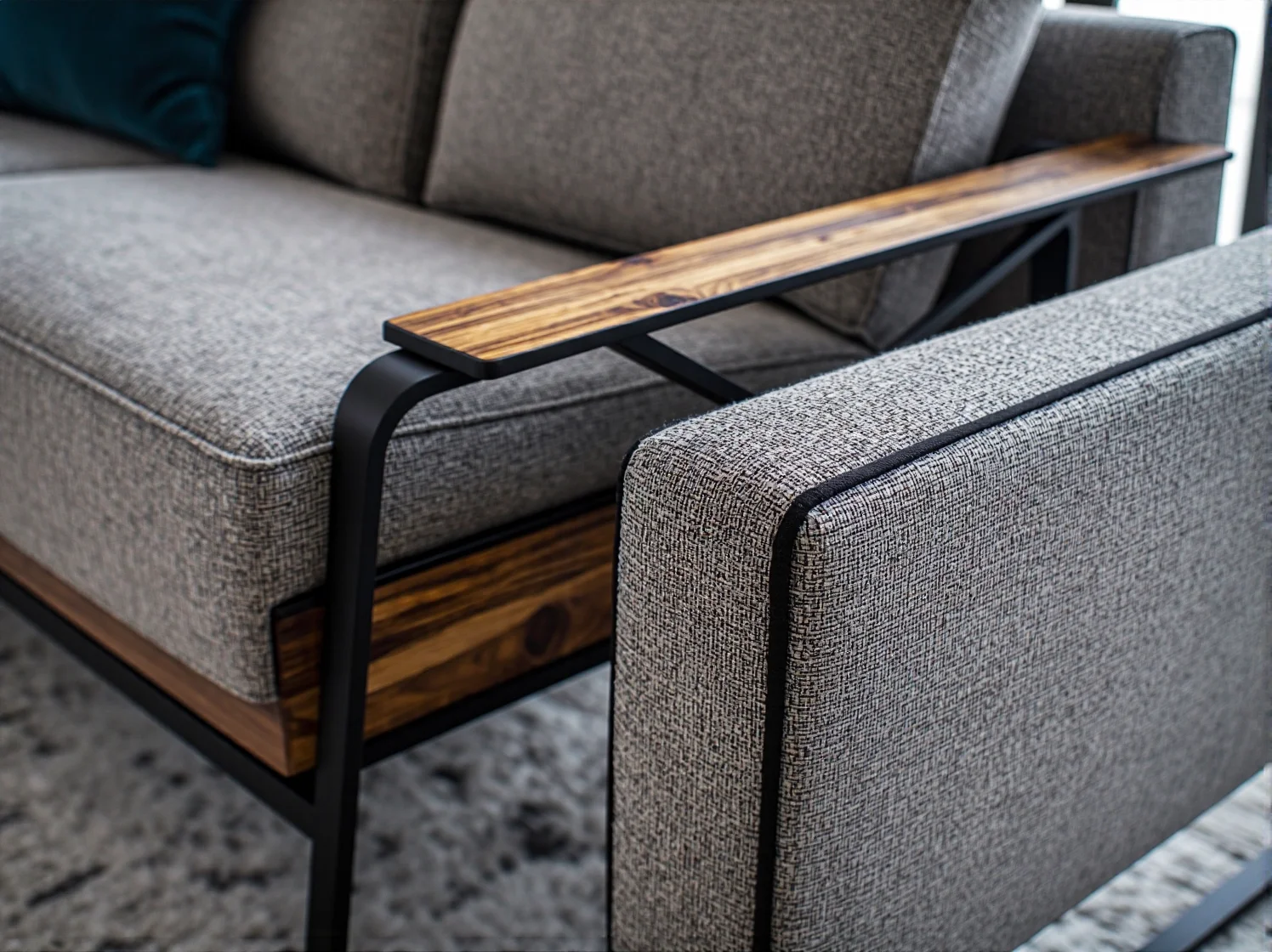 Szara sofa z drewnianymi podłokietnikami i metalową ramą