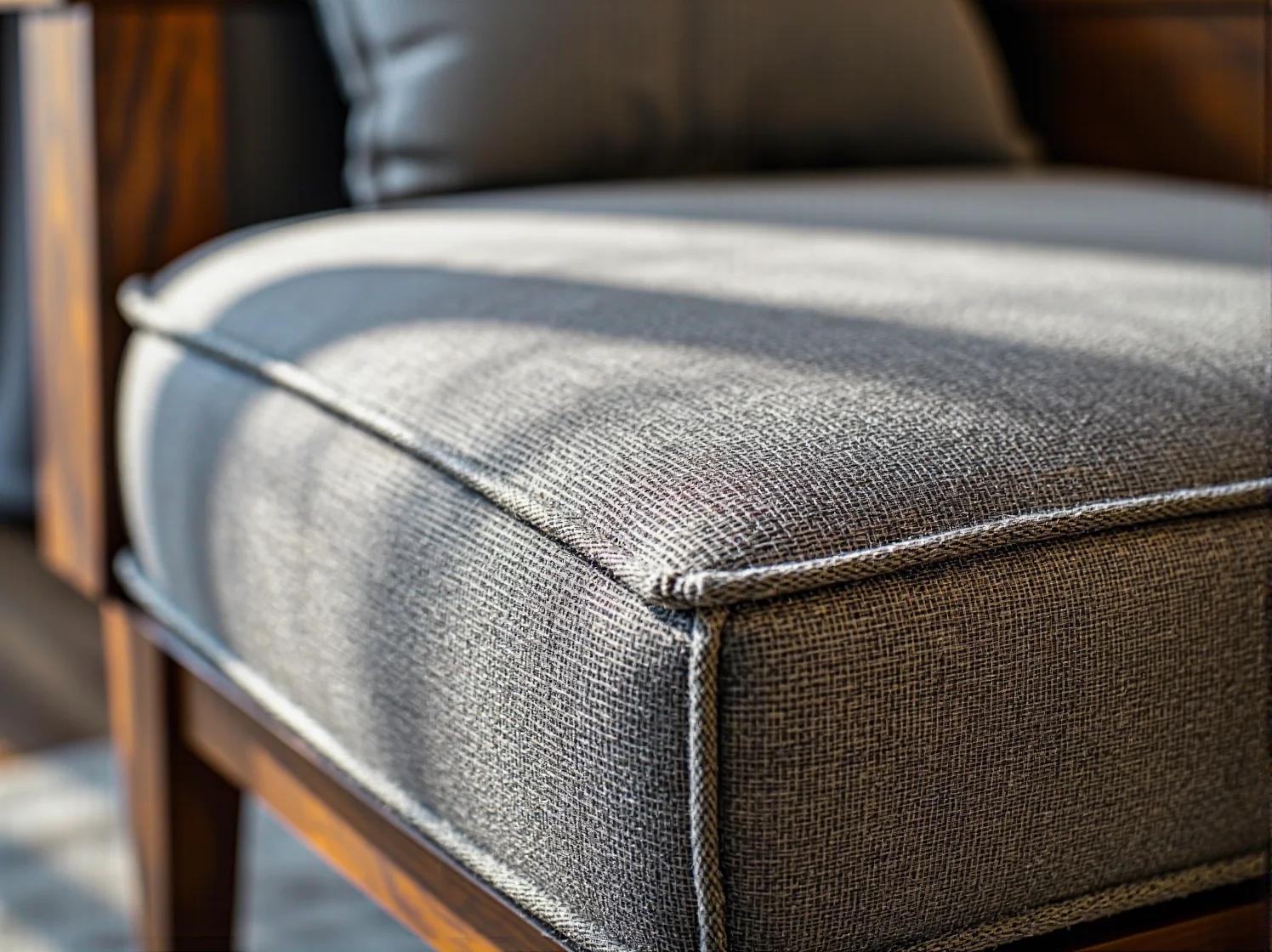 Solidne łączenia na jaskółczy ogon w rzemieślniczej komodzie.