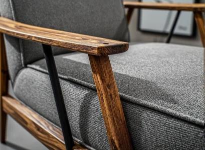 Szary fotel retro z drewnianymi podłokietnikami i metalową ramą