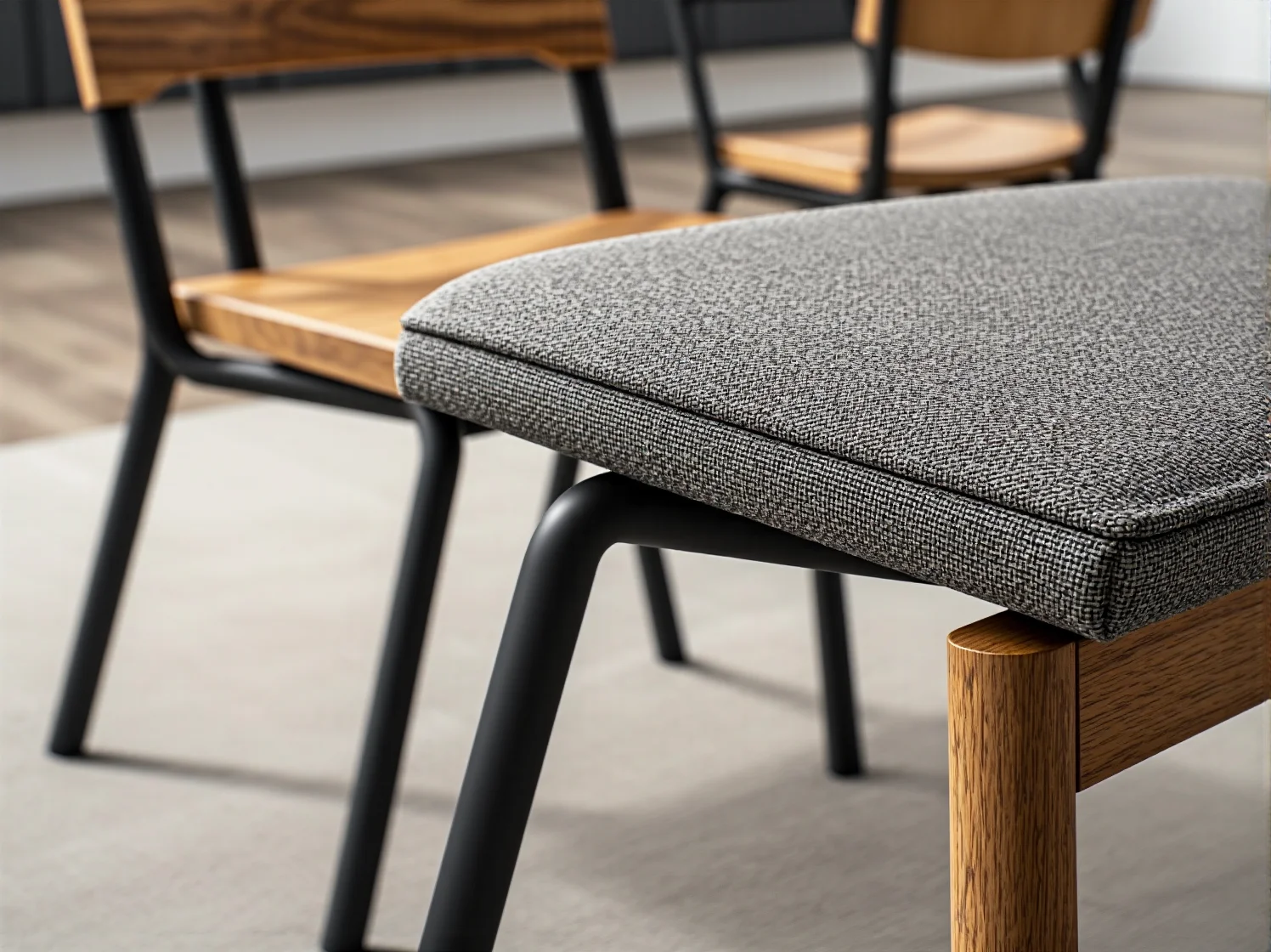 Solidny blat drewnianego stołu do nauki odporny na zarysowania.