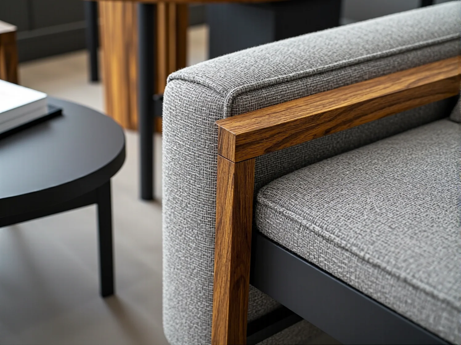 Ukrywanie kabli w nowoczesnej szafce RTV w jasnym, minimalistycznym wnętrzu