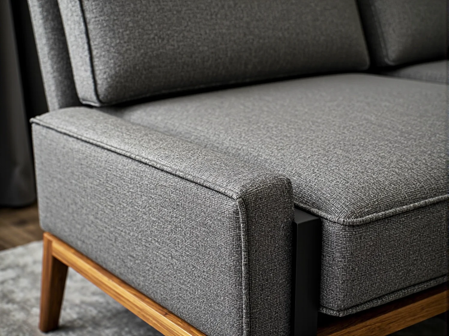 Wygodna sofa w stylu skandynawskim z drewnianymi nóżkami i miękkimi poduszkami.