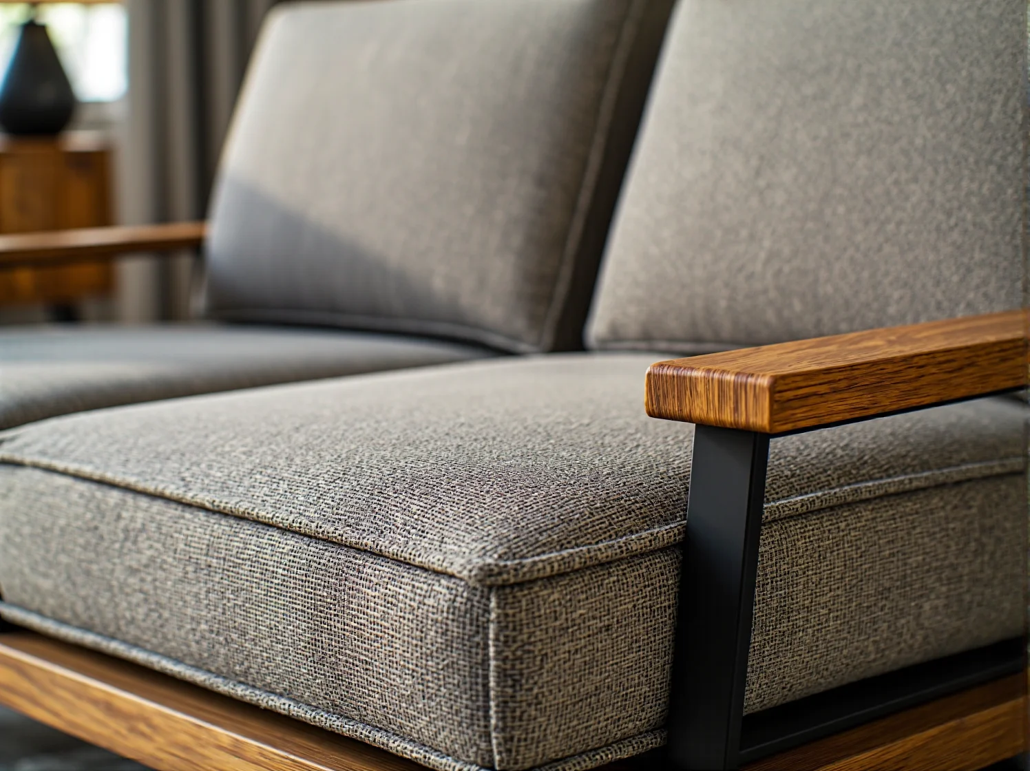 Detale luksusowej szafy w stylu glamour: złote uchwyty i frezowania.